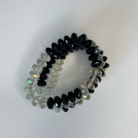 Expandable black and white beaded bracelet - Picture 2 of 3